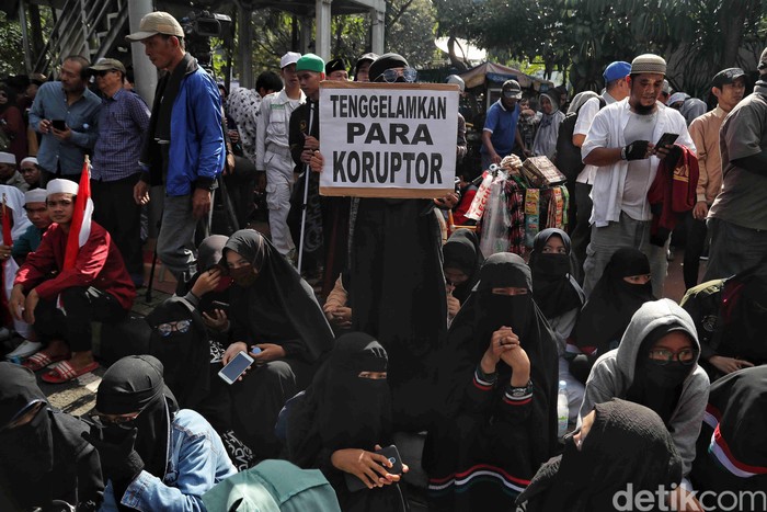 Aksi 212 Masih Berlangsung Aksi 212 'Berantas Mega Korupsi Selamatkan NKRI' masih berlangsung hingga sore hari ini. Begini foto-foto suasana terkininya.