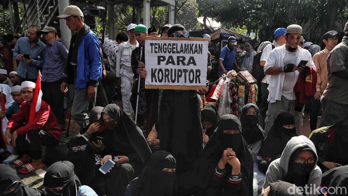 Aksi 212 Berantas Mega Korupsi Selamatkan NKRI masih berlangsung hingga sore hari ini. Begini foto-foto suasana terkininya.