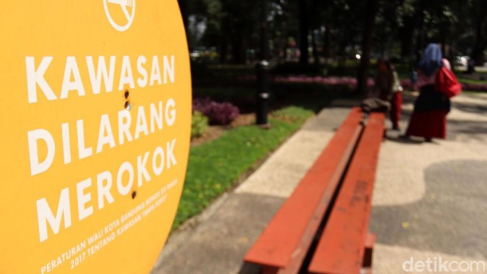 Papan berisi imbauan untuk tidak merokok hiasi kawasan Taman Balai Kota Bandung. Keberadaan papan imbauan itu guna wujudkan Kawasan Tanpa Rokok di Kota Bandung.