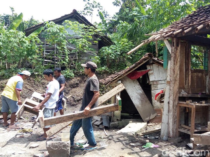 Tanah gerak di Kecamatan Banjarmangu, Banjarnegara, Jumat (21/2/2020).