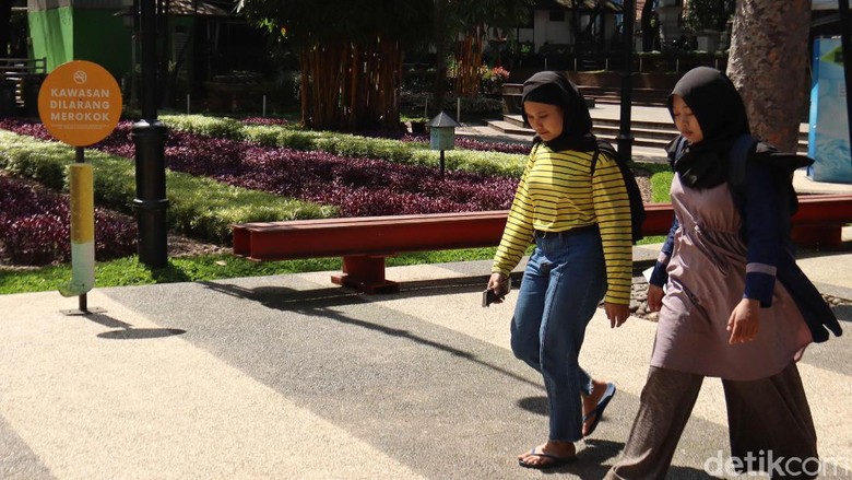Papan Imbauan Dilarang Merokok di Taman Balai Kota Bandung Papan berisi imbauan untuk tidak merokok hiasi kawasan Taman Balai Kota Bandung. Keberadaan papan imbauan itu guna wujudkan Kawasan Tanpa Rokok di Kota Bandung.
