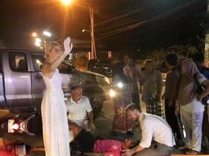 Foto Viral Dokter Rela Tunda Pernikahan Demi Tolong Korban Kecelakaan