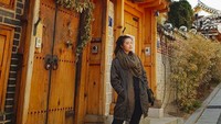 Liburan ke Korea Selatan dia berkunjung ke Bukchon Hanok Village (carlayules/Instagram)