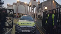 Sebuah mobil polisi keluar dari kompleks masjid. Victoria Jones/PA via AP.