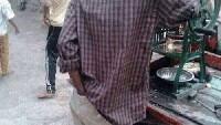 Hii jijik! Ada yang berani coba es campur racikan penjual yang satu ini? Katanya es campur spesial, duh melihat cara bikinnya bikin hilang selera. Foto: istimewa
