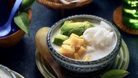 Es teler menduduki posisi ke-4 dengan rating 4,2. Isiannya khas berupa potongan nangka, alpukat, kelapa, kental manis, sirup, dan remahan es. TasteAtlas menyebut dessert ini sudah ada sejak tahun 1960an. Foto: iStock