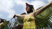 Sementara itu, tuan rumah Kota Banjar menampilkan kesenian Manuk Janur sebagai andalan. Dimana para penari pria dan wanita mengenakan kostum burung yang terbuat dari daun kelapa atau janur. Selanjutnya disusul kesenian helaran dari setiap Desa dan Kelurahan di Banjar. Khusus untuk Desa/Banjar ini dilombakan untuk mencari kesenian terbaik.
