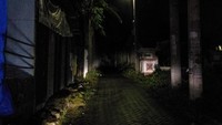 Saya pernah kos di belakang kampus. Sebenarnya dulu mahasiswa bisa pulang ke kos lewat halaman kampus, nanti di kampus ada tempat menyeberang ke area indekos. Tapi sekitar 3 bulan terakhir ini, kampus memberlakukan jam malam, kalau sudah magrib, biasanya pagar kampus ditutup. Jadi para mahasiswa yang ngekos di belakang harus lewat di gang sempit itu kalau sudah malam, cerita Jumra, salah seorang mahasiswi.  Foto: Hermawan Mappiwali/detikcom
