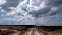 Jokowi sendiri meninjau simpang susun Blang Bintang, yang merupakan salah satu bagian dari seksi IV tol Banda Aceh-Sigli.