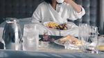 Momen Kuliner Seru Lana Condor yang Suka Mie dan Burger!