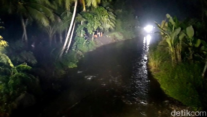 Melihat Lagi Proses Pencarian Siswa SMPN 1 Turi Sleman Proses pencarian terhadap siswa SMPN 1 Turi yang hanyut saat susur sungai di Sungai Sempor, Sleman, Yogyakarta, terus dilakukan.