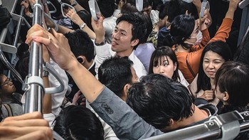 Jawara kategori Transportation dimenangi oleh Michelle Simmons. Menampilkan jam sibuk di dalam kereta Tokyo dipotret menggunakan iPhone XR. Foto: Mobile Photography Awards