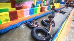 Momen Ceria Warga Sumedang River Tubing di Irigasi