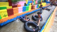 Warga Desa Cipanas memanfaatkan saluran iragasi dari Sungai Cikandung menjadi wahana bermain anak yang menarik (Foto: Muhamad Rizal/detikcom)