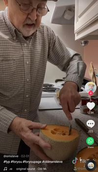 Lucu! Kakek 81 Tahun Ini Main TikTok Sambil Masak