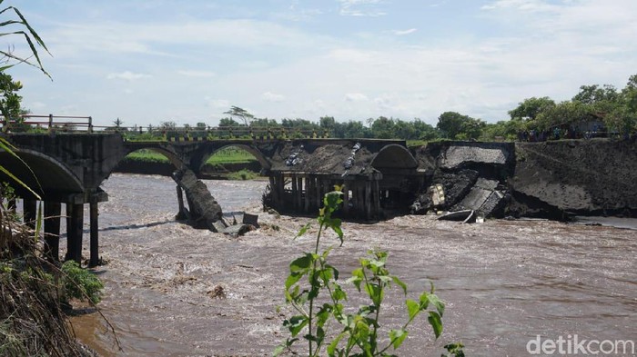 jembatan putus di jember