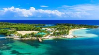 Pulau Roatan di Honduras. Spot ini adalah salah satu tempat terbaik untuk snorkeling di Karibia. Dikelilingi oleh terumbu karang yang sangat beragam, kaya akan ikan tropis, pulau ini adalah surga menyelam dan snorkeling. Sorincolac/iStock.