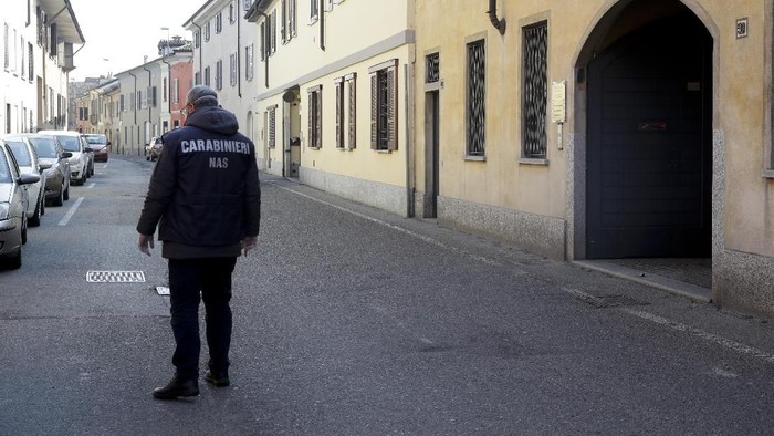 Otoritas di Italia utara memerintahkan penutupan sekolah-sekolah, bar dan tempat-tempat publik lainnya di 10 kota akibat virus corona.