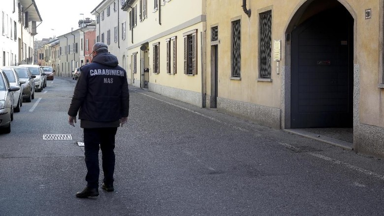 Penampakan Italia bak Kota Mati Akibat Corona Otoritas di Italia utara memerintahkan penutupan sekolah-sekolah, bar dan tempat-tempat publik lainnya di 10 kota akibat virus corona.