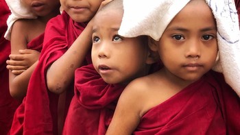 Jawara kategori Eyes of the World dimenangi oleh Penni James. Menampilkan biksu muda Myanmar Dipotret menggunakan iPhone X. Foto: Mobile Photography Awards