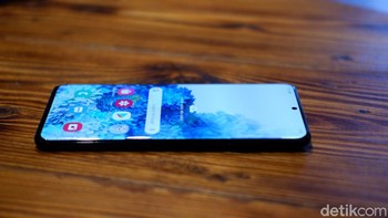 Ponsel ini membawa refresh rate 120 Hz pada resolusi FHD dan 60 Hz pada QHD. Foto: Adi Fida Rahman/detikINET