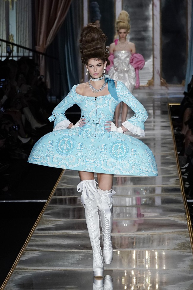Kaia Gerber juga menjadi model fashion show ini. Ia muncul dalam balutan gaun biru pastel dan boots tinggi putih. (Foto: Pietro S. DAprano/Getty Images)