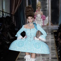 Kaia Gerber juga menjadi model fashion show ini. Ia muncul dalam balutan gaun biru pastel dan boots tinggi putih. (Foto: Pietro S. DAprano/Getty Images)