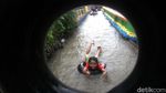 Momen Ceria Warga Sumedang River Tubing di Irigasi