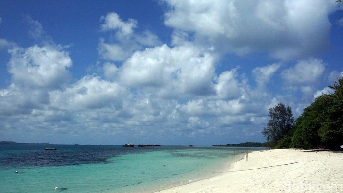 Pantai beralas pasir di Tanjungpinang