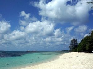 Kemolekan Pantai Pasir Putih Bintan yang Menggoda