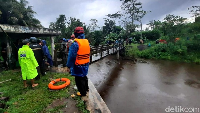 Basarnas dan tim SAR gabungan terus melakukan pencarian terhadap tiga siswa SMPN 1 Turi yang hanyut. Sebanyak 22 personel diterjunkan untuk mencari korban.