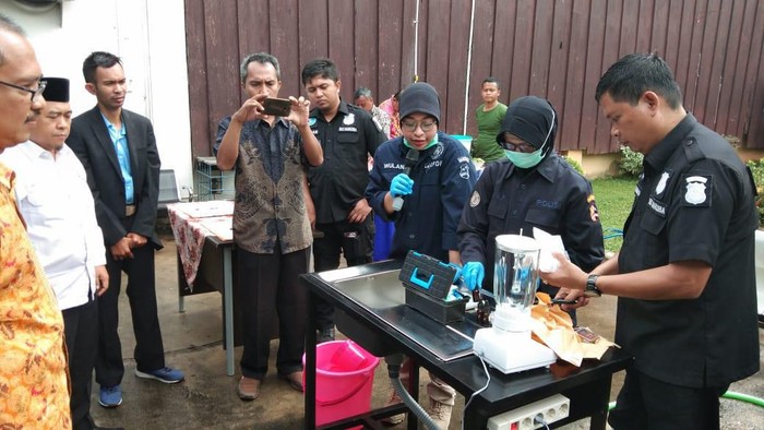 Polisi blender setengah kilo sabu sitaan di Bekasi