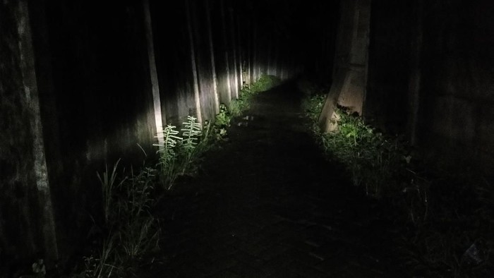 gang lokasi begal panyudara mahasiswi uin makassar Gang sempit di samping kampus UIN Alauddin Makassar menjadi saksi bisu saat 10 mahasiswi menjadi korban begal payudara pada malam hari. Gang itu sepi dan gelap gulita lantaran minim lampu penerangan.