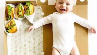 Masih menggunakan setelah baju putih, Graham tersenyum sumringah saat dipotret oleh Morrison. Senyumya memperlihatkan kalau Graham adalah sosok anak laki-laki yang aktif dan sehat. Duh, 4 burger di sampingnya tak ketinggalan dipotret ya! Foto: Istimewa