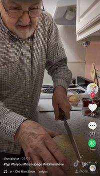 Lucu! Kakek 81 Tahun Ini Main TikTok Sambil Masak