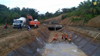 Bendungan ini dibangun sejak tahun 2015 dengan biaya APBN sebesar Rp 1,7 triliun. Pelaksanaan pembangunan dilakukan secara bertahap melalui tiga paket dengan masing-masing kontraktor, PT. Brantas Abipraya (Persero)-PT. Pelita Nusa Perkasa (KSO) untuk paket 1, PT. Wijaya Karya (Persero) Tbk paket 2, PT. Hutama Karya-Perapen paket 3. Saat ini progres konstruksi bendungan telah mencapai 68 % dan ditargetkan selesai akhir 2020.  