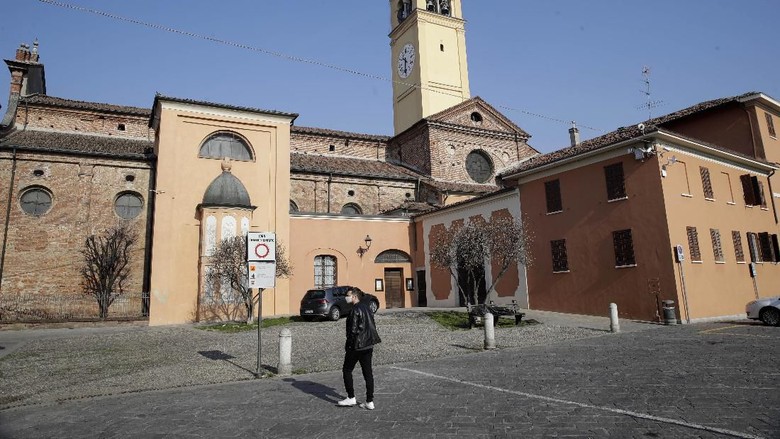 Penampakan Italia bak Kota Mati Akibat Corona Otoritas di Italia utara memerintahkan penutupan sekolah-sekolah, bar dan tempat-tempat publik lainnya di 10 kota akibat virus corona.