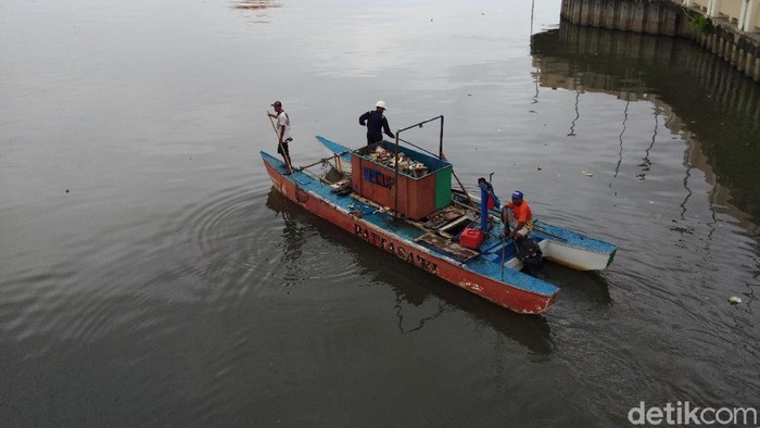 Disorot Gubernur Sulsel, Sampah di Pantai Losari Dibersihkan
