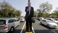 Begini penampakan salah satu figura Donald Trump di salah satu sudut Kota Ahmadabad di Gujarat, India.
