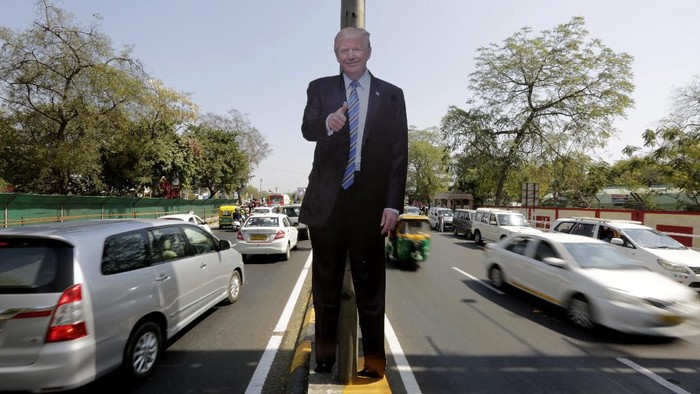 Di India, Figura Trump Mejeng Dimana-mana Presiden Amerika Serikat Donald Trump rencananya akan bertandang ke kota Ahmadabad di Gujarat, India. Figura dan posternya sudah ramai mejeng lho.