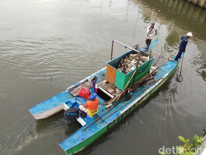 Disorot Gubernur Sulsel, Sampah di Pantai Losari Dibersihkan