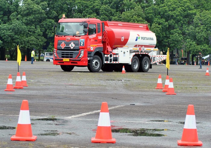 Peserta mengikuti kompetisi berkendara aman untuk sopir truk tangki BBM di Area Parkir Sirkuit Sentul, Kabupaten Bogor, Jawa Barat, Sabtu (22/2/2020). Kompetisi yang diselenggarakan anak perusahaan PT Pertamina (Persero) yaitu PT Elnusa Tbk yang diikuti 22 peserta dalam rangka bulan Kesehatan dan Keselamatan Kerja (K3) Nasional tersebut sebagai salah satu upaya meningkatkan kemampuan dan keahlian dalam mengemudi yang aman dan selamat bagi supir truk tangki BBM. ANTARA FOTO/Arif Firmansyah/aww.