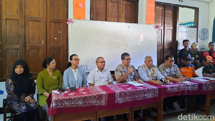 Kabid Humas Polda DIY Kombes Yuliyanto bersama GKR Mangkubumi di SMPN 1 Turi, Sleman, Sabtu (22/2/2020).