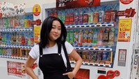 Berjalan-jalan ke Jepang yang terkenal memiliki banyak vending machine unik. Lana pun tak lupa berfoto di dengan vending machine yang menjual aneka minuman. Foto: Instagram @lanacondor