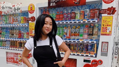 Momen Kuliner Seru Lana Condor yang Suka Mie dan Burger!