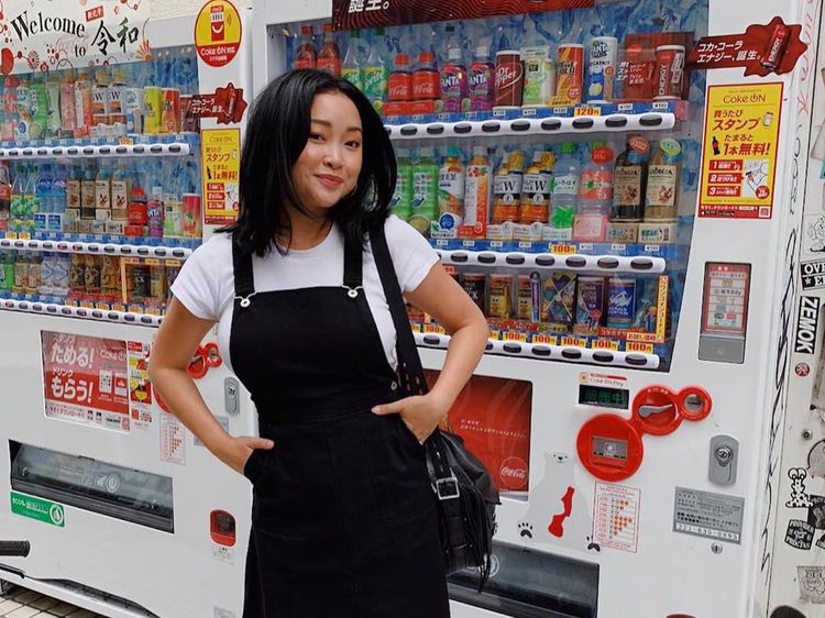 Momen Kuliner Seru Lana Condor yang Suka Mie dan Burger!