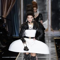 Dress megar yang menjadi ciri khas Marie Antoinette diinterpretasikan oleh Jeremy dalam potongan tinggi yang seksi sehingga mengekspos kaki sang pemakai. Salah satunya yang dikenakan oleh Bella Hadid ini. (Foto: Pietro S. DAprano/Getty Images)