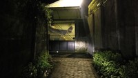 Tembok gang ini merupakan pemisah antara lingkungan kampus dengan area indekos para mahasiswa. Tak heran jika lorong gang menjadi akses utama bagi korban menuju rumah kos miliknya atau bagi korban yang mau mengujungi rumah kos rekannya. Foto: Hermawan Mappiwali/detikcom