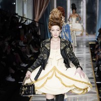 Kakak Bella, Gigi Hadid, memakai dress bersiluet sama, tapi dipadukan dengan jaket kulit yang edgy. (Foto: Pietro S. DAprano/Getty Images)