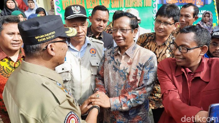 Menko Polhukam Mahfud Md mendatangi SMPN 1 Turi, Sleman, Sabtu (22/2/2020).